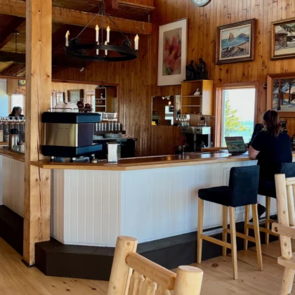 Espace café dans le bâtiment d'accueil du Pic de l'Aurore à Percé.