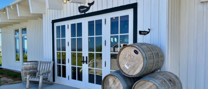 Main entrance doors to the reception building at Pic de l'Aurore in Percé.
